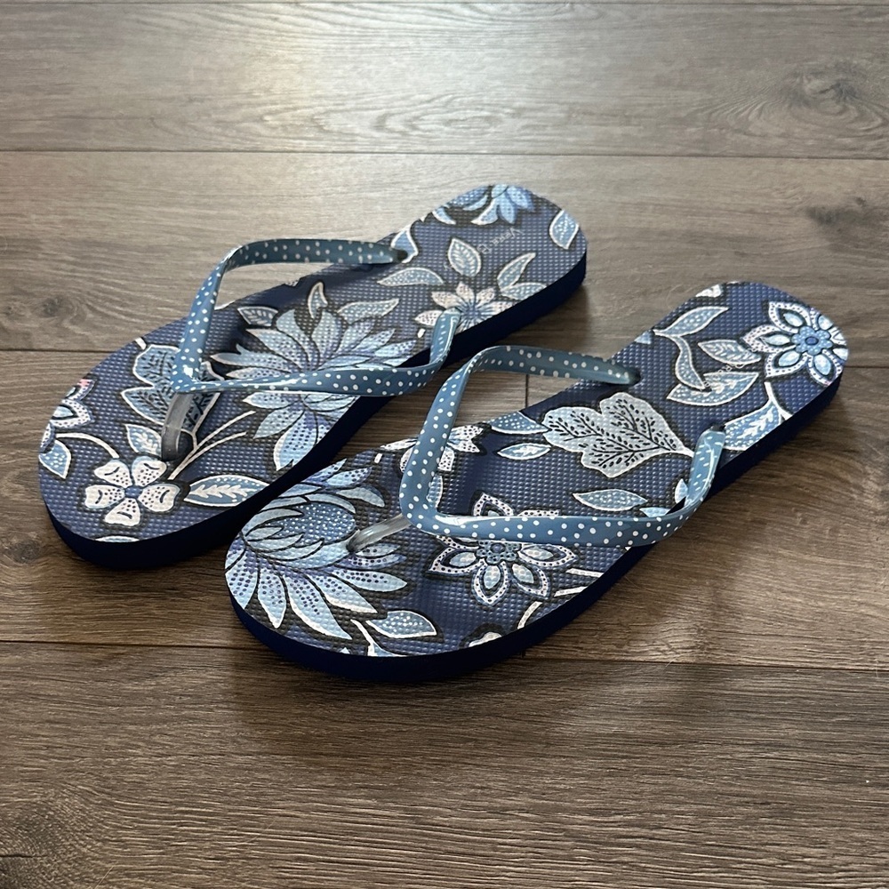 Vera Bradley Blue flip flops size 9-10 women’s